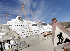 Crean la plataforma 'Desmontando el Algarrobico' para exigir el derribo del hotel