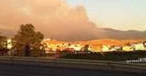 Continúan las labores de extinción del fuego en Algeciras, que podría darse por controlado esta noche