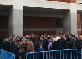 Cientos de personas hacen cola en el Auditorio Nacional para dar el último adiós a Paco de Lucía