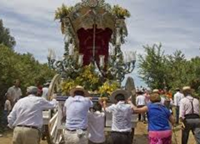 Aznalcázar 'hace una moratoria' a la ordenanza que obligaba pagar 3.000 euros a rocieros por pernoctar en su zona forestal