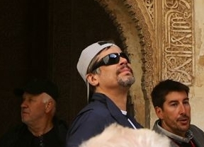 Benicio del Toro visita la Alhambra como turista