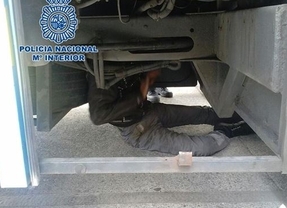 Interceptado al intentar entrar en España oculto en los bajos de un autobús