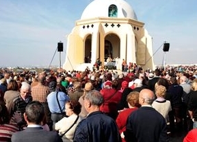 La Romería a Torregarcía reúne a 6.000 personas en el 511 aniversario de la aparición de la Virgen del Mar