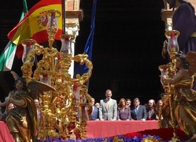 Felipe VI sigue Santa Genoveva desde la Plaza de España