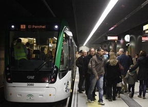 Los primeros viajeros del metro de Málaga le dan un notable alto