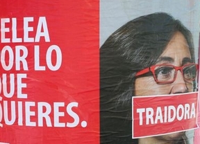 Pegatinas de 'traidora' sobre carteles de Rosa Aguilar en Córdoba