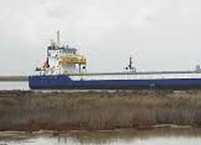 Reflotado el carguero que encalló hace una semana en el Guadalquivir