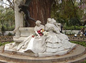 "Deformaciones y grietas" en una escultura del Parque de María Luisa