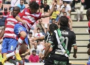 El Granada gana (2-0)  al Córdoba y sigue creyendo en la salvación