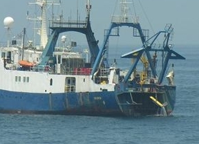 Patrulleros de la Armada incerceptan a un buque 'cazatesoros' frente a la costa de Málaga