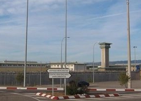 Más de 130 presos acorralan y amenazan a dos funcionarios de la cárcel de Alcolea  