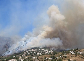 Unas 500 personas desalojadas y 5 viviendas afectadas por el incendio de Cómpeta, que continúa activo