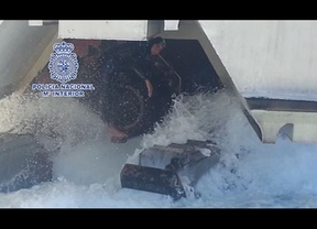 Interceptado un inmigrante oculto en los patines de los motores de un buque