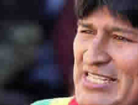 Evo anunció que buscará normar la actividad de los medios de comunicación