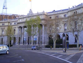 El Ibex aparca el rebote y sufre su primera bajada de 2009