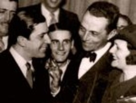 Publican cartas y fotos inéditas de Gardel