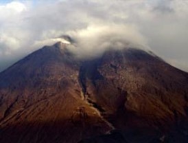Erupción de volcán obliga a evacuar 3.500 personas