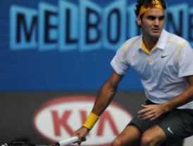 Federer y Djokovic, con dificultades, pasan en Australia, Mónaco eliminado