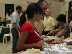 Grupos de latinos de Denver comparten su comida con familias para aliviar el hambre que ya padecen