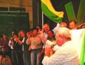 Ruben Costas jura de rodillas como Gobernador ante una multitud