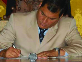 Rafael Correa firmó decreto para legalizar a migrantes haitianos