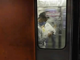 Brigadistas voluntarios ofrecen información en el Metro