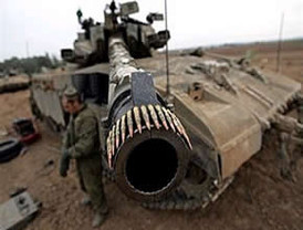 Las tropas israelíes se retiran de la Franja de Gaza mientras tanto empezó a fluir la ayuda humanitaria