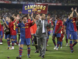 El Barcelona recibió el trofeo de Liga con la mente en 'Champions'