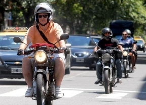 Aplicarán severas multas  para motociclistas que no usen chalecos y cascos con identificación