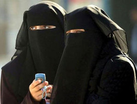 La burocràcia municipal evita a l'Ajuntament la incomoditat de prohibir el burca i el niqab