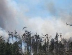 Los cinco incendios de Galicia siguen activos y arrasan 200 hectáreas