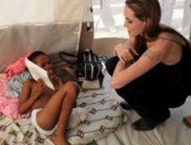 Angelina Jolie quiere adoptar a una niña de Haití