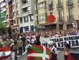 Miles de personas marchan junto líderes 'batasunos' por la autodeterminación en Bilbao sin incidentes