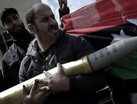 Los rebeldes libios estrechan más el cerco sobre Gadafi, cerca de Trípoli