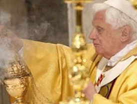 Recuerda Papa Benedicto XVI la Ultima Cena y le lava los pies a 12 sacerdotes