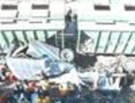 Choque entre autobús y tren deja 22 muertos