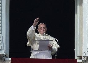 Francisco ordenó instalar duchas para las personas en situación de calle que duermen en el Vaticano