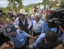 Venezuela dice que Nicolás Maduro acompaña a Zelaya a Honduras