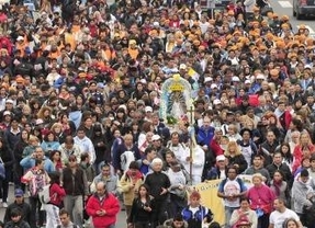 Una multitud de peregrinos marcha a Luján con la imagen de la virgen María