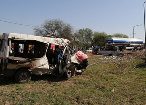 Al menos once muertos en un choque entre un camión y una combi en Argentina