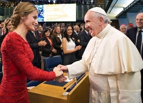 Letizia, de negro, de blanco y de rojo... ante el Papa Francisco