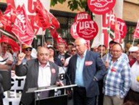 Unos 300 prejubilados se encierran en Empleo para exigir que la Junta pague