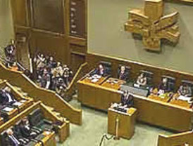La presidenta del Parlamento vasco no repetirá el 'caso Atutxa': disolverá el grupo 'abertzale' del PCTV