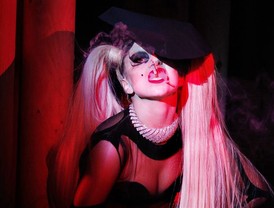 Lady Gaga se convierte en la estrella de las pasarelas de París