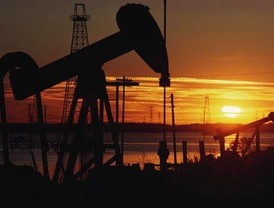 El petróleo cae al precio más bajo en 19 meses