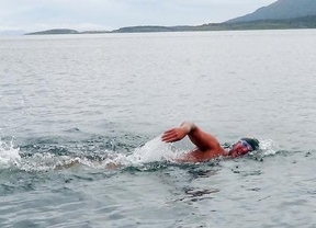 Un argentino cruzó a nado las frías aguas del canal de Beagle