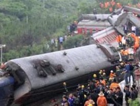 Tren descarrilado en China causa 29 muertes