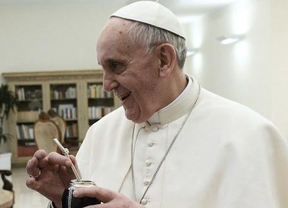El Papa bromeó con fieles argentinos y les pidió mate 