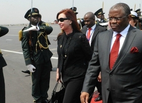 Cristina arribó a Angola para encabezar una misión comercial y visita de Estado