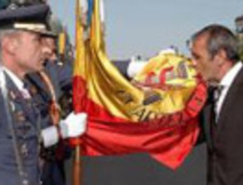 Revilla, De la Serna y Seve Ballesteros juran bandera junto a unos 300 cántabros